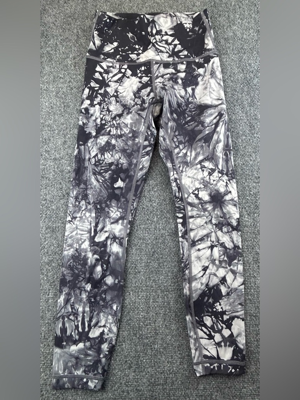 Lululemon Women’s Black and White 7/8 Leggings Size 4
